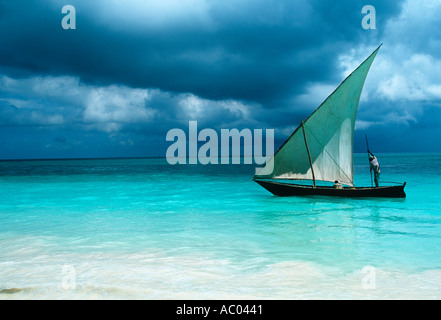 Dhow barca a vela latine costiere truccate imbarcazione a vela di origine araba isola di Zanzibar Tanzania Foto Stock