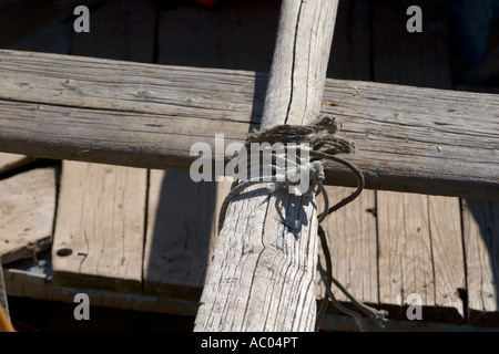 Il minerale di legno e la sede della vecchia barca a remi, Puglia, Italia Foto Stock