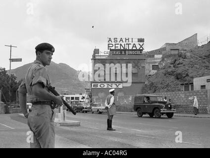 Pattuglia di soldati su una strada principale di Aden al momento delle difficoltà con la Gran Bretagna nel 1966 Pentax sign in poi duty free port Foto Stock