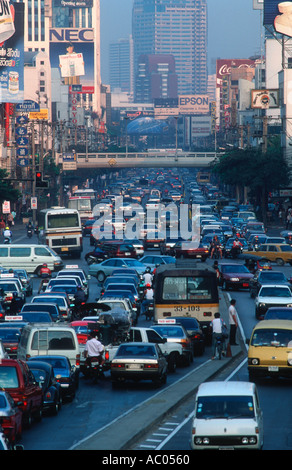 Problemi di conservazione del traffico pesante per le strade di Bangkok in Thailandia Foto Stock