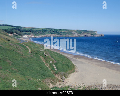 Vista generale sulla spiaggia a Sandsend Village, vicino a Whitby, North Yorkshire, Inghilterra, Regno Unito. Foto Stock