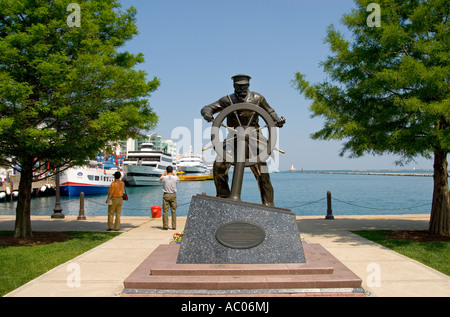 Capitano sul timone statua / Chicago il Navy Pier Foto Stock