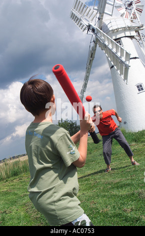 Padre e figlio a giocare a baseball gioco, thurne mill, Norfolk, Inghilterra Foto Stock