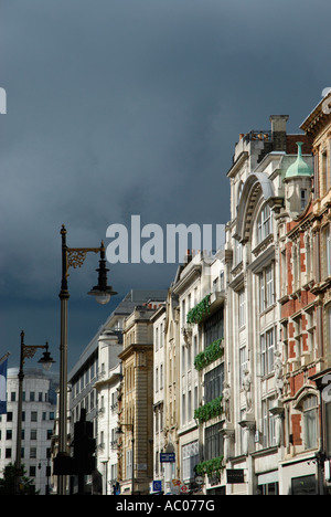 Vista guardando lungo Old Bond Street che mostra la magnifica architettura sontuosa, Londra, Inghilterra, Regno Unito. Foto Stock