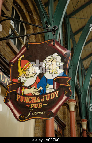 Punch e Judy pub segno nel mercato di Covent Garden di Londra Foto Stock