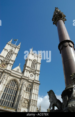 Anteriore (Ovest) facciata di Westminster Abbey e vicino a colonna commemorativa contro il cielo blu, London, England, Regno Unito Foto Stock