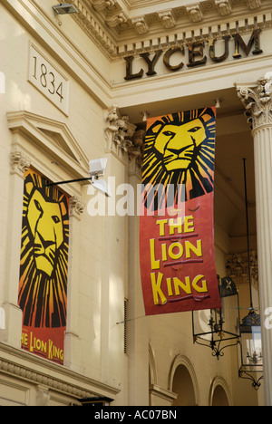 Annunci per "Il Re Leone" al di fuori del Lyceum Theatre in The Strand, Londra, Inghilterra Foto Stock