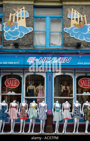 Display a colori di manichini donna che indossa abiti fuori moda boutique in Camden town london Foto Stock