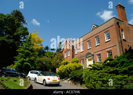 Grande rosso mattone Georgian house e auto sportive in Castle Street Farnham Surrey Foto Stock