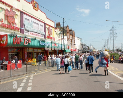 Southend on Sea Resort accanto al fiume Tamigi estuario Amusement Arcades lungo Marine Parade Road chiuso al traffico Essex Inghilterra UK Foto Stock