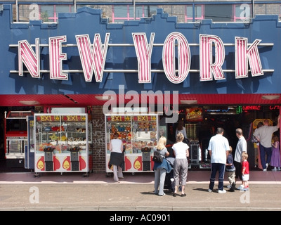 Southend on Sea seaside resort accanto al fiume Thames Estuary Amusement Arcades lungo Marine Parade moderno penny arcades Foto Stock