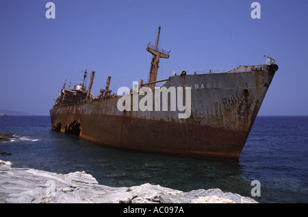 Nave naufragata sull'isola greca di Andros Foto Stock