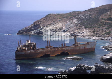 Nave naufragata sull'isola greca di Andros Foto Stock