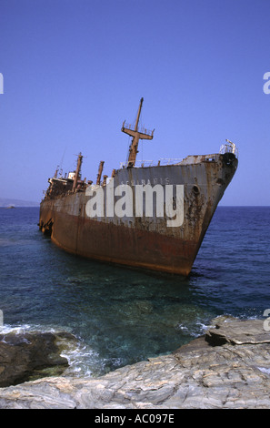 Nave naufragata sull'isola greca di Andros Foto Stock