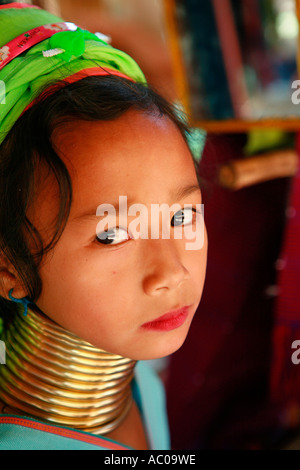 Ritratto di una giovane ragazza Padaung presso un villaggio in Chiang Rai, Thailandia, Sud-est asiatico. Foto Stock