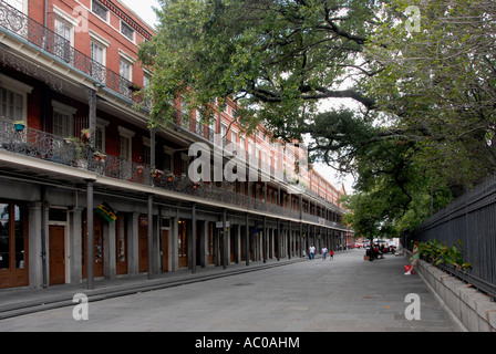 Edificio Pontalaba pedistrian marciapiede di New Orleans in Louisiana vicino a Jackson Square primo piano negozi secondo piano appartamenti privati Foto Stock