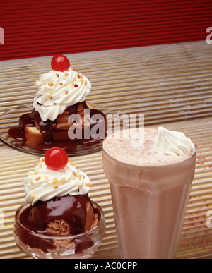 Cioccolato al latte shake gelato Gelato domenica panna montata salsa alle ciliegie ciambellone vaniglia Foto Stock