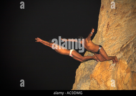 Due cliff divers, clavadistas, centro immersioni di scogliera di notte, La Quebrada, Acapulco, Guerrero Membro, Messico Foto Stock