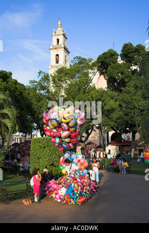 Venditore di palloncino vicino a San Ildefonso cattedrale, Plaza Mayor, Merida, la città capitale di stato dello Yucatan, Messico Foto Stock