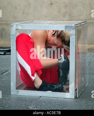 Bendyem interprete internazionale eseguendo i suoi contortionist agiscono in perspex trasparente box nel corso Edinburgh Fringe Festival Foto Stock