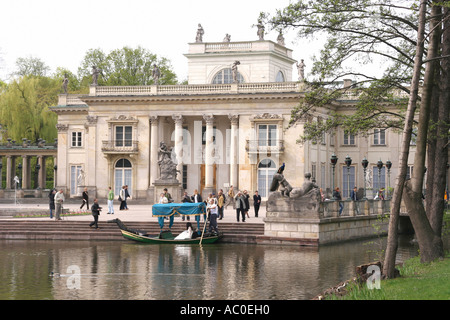 Palazzo sull'acqua nel Regio Parco Lazienki a Varsavia, Polonia Foto Stock