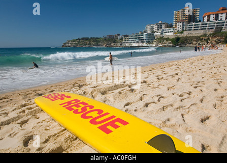 Un surf scheda di salvataggio si trova sulla spiaggia di Bondi su Sydney s spiagge ad est Foto Stock