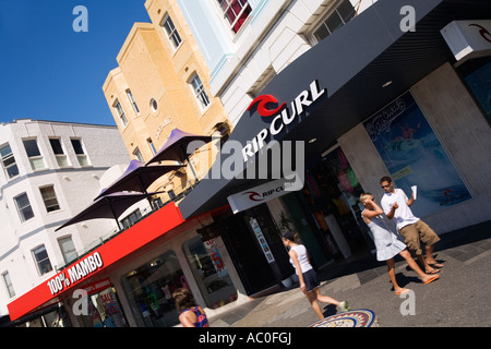 Negozi di articoli da surf e colorata architettura lungo Campbell Parade presso Sydney Bondi Beach Foto Stock