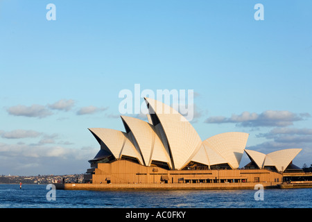 Pomeriggio La luce illumina il iconica Sydney Opera House at Bennelong Point Foto Stock