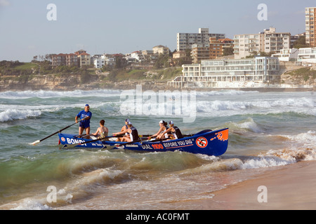 Una femmina surboat equipaggio portare il loro mestiere sulla riva a Bondi Beach Foto Stock