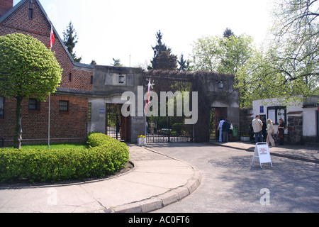 Le persone che entrano in un parco circostante Frederic Chopin's Birthplace in Zelazowa Wola, Polonia Foto Stock