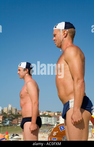 Membri del Bondi Surf bagnanti Vita Club Savering stand presso il pronto durante un corso di formazione per soccorso con tradizionale bobina e la linea Foto Stock