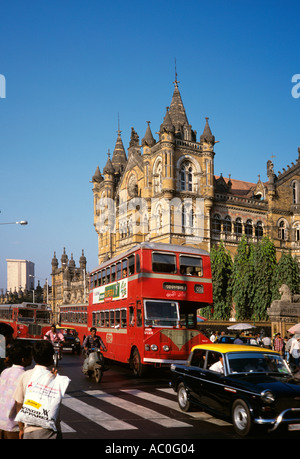 India Maharashtra Mumbai Bombay traffico esterno Chhatrapati Shivaji Victoria Terminus Foto Stock