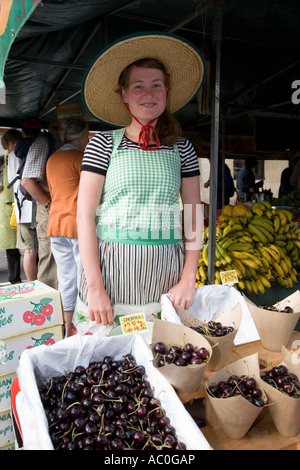 Una donna vende frutta fresca al Mercato di Salamanca tenuto ogni sabato di Hobart Foto Stock