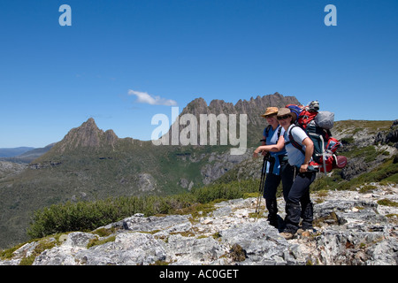 Gli escursionisti prendere in vista del Cradle Mountain da Marion's Lookout sul Giorno 1 dei 7 giorni di Overland Track Foto Stock