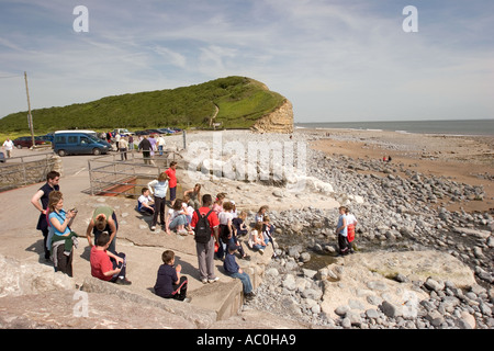 Il Galles Glamorgan Llantwit Major gruppo di scolari Col huw spiaggia sottostante Heritage costa scogliere Foto Stock