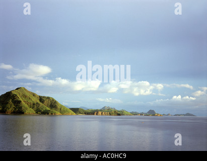Indonesia Nusa Tenggara Sumba Straits Komodo e Rinca isole dal mare Foto Stock