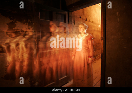 Il fantasma della figura di una ragazza in piedi in una porta del Real Mary King's Close, una attrazione turistica di Edimburgo, Scozia Foto Stock