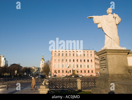 Apostolo Andrea bianco monumento in marmo alla principessa Olha Olga alla Piazza Mykhaylivska presso il St Micheals Cattedrale Kiev Kiev Ucraina Foto Stock