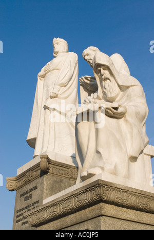 Un monumento alla principessa Olha Olga alla Piazza Mykhaylivska presso il St Micheals Cattedrale Kiev Kiev Ucraina Foto Stock