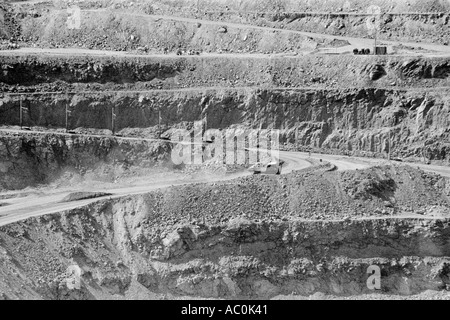 Haultruck sulla strada che sale al di fuori della fossa Rössing miniera di uranio Arandis Namibia Questo è il più grande cast aperto pit nel mondo Foto Stock