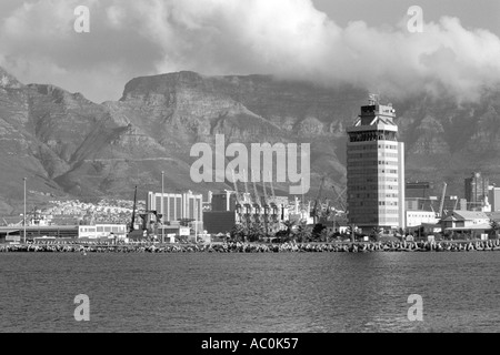 Vista di Città del Capo Sud Africa che mostra il controllo del porto e la costruzione di gru di banchina di fronte la Montagna della Tavola Foto Stock