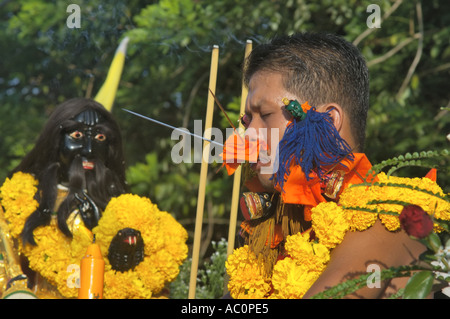 Asia Thailandia Phuket Festival vegetariano, processione con fuochi d'artificio Foto Stock
