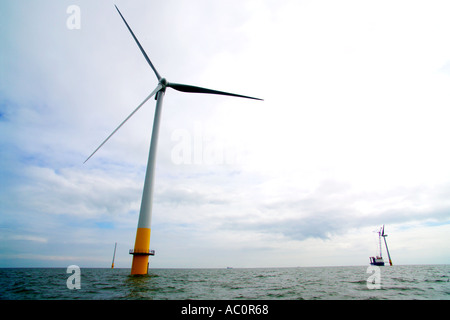 Prima del vento generatori a turbina per essere montato con la navicella e le pale sul Kentish Flats Winfarm whitstable kent Foto Stock