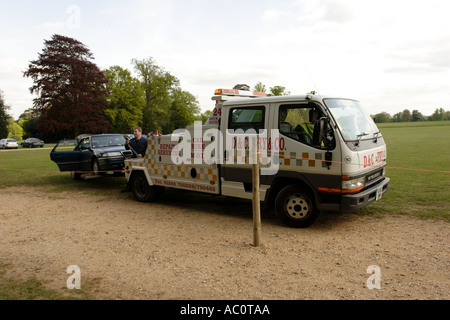 Ripartiti in auto viene caricato sul retro di un breakdown rescue autocarro Foto Stock