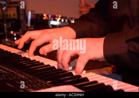 L'uomo gioca organo elettrico ad un concerto jazz Foto Stock