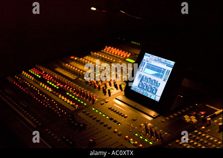 Banco di miscelazione come spesso si trova in uno studio di registrazione o home studio o grandi concerti o festival Foto Stock