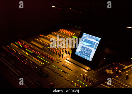 Banco di miscelazione come spesso si trova in uno studio di registrazione o home studio o grandi concerti o festival Foto Stock