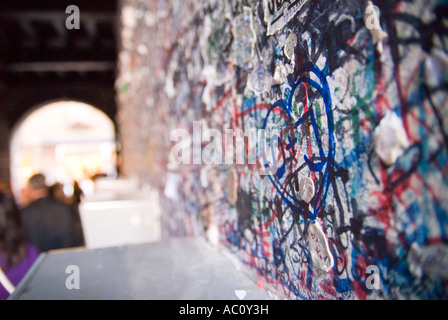 Romeo e Giulietta museo dove gli amanti si suppone che vi hanno vissuto è un sacco di graffiti sulle pareti di amare le persone hanno Foto Stock
