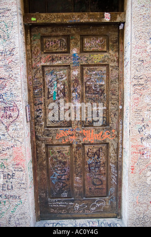 Romeo e Giulietta museo dove gli amanti si suppone che vi hanno vissuto è un sacco di graffiti sulla porta Foto Stock