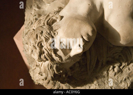 Statue di arti in la tomba di Giulietta a verona Foto Stock